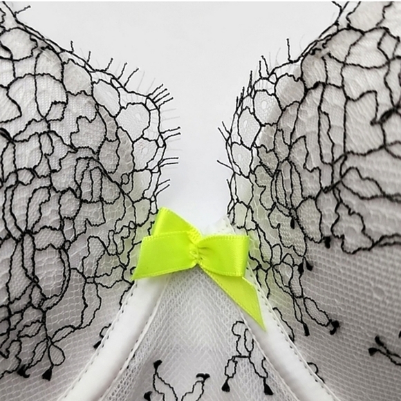 Victoria's Secret Very Sexy  Demi Buste Cream Black Lace Push Up 32D - Picture 9 of 16